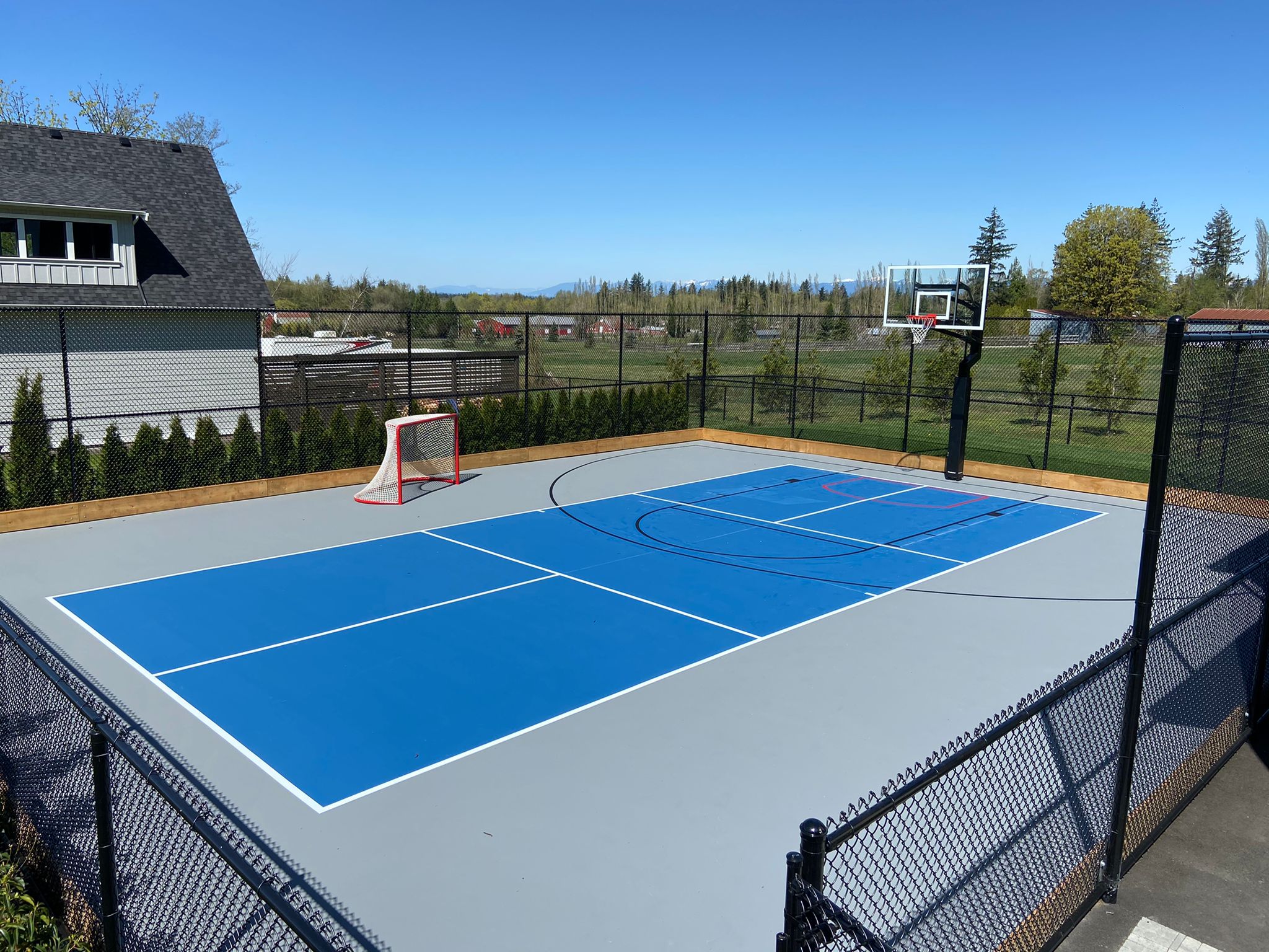 Sơn lại sân bóng rổ - pickleball linh hoạt 7 lớp sơn có 10% Hạt Cao Su DecoTurf USA trên nền nhựa